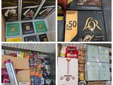 de nombreuses caisses contenant différents types d'articles dans le magasin