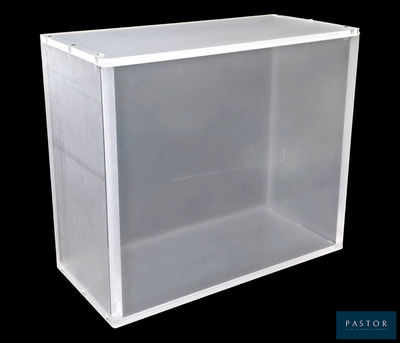 une boîte en plastique transparent sur fond noir
