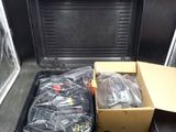 un carton contenant des objets à l'arrière d'un camion
