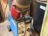 une machine posée sur une table