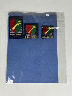 trois morceaux de tissu de couleurs différentes