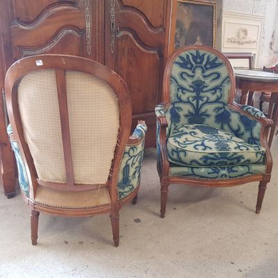 deux chaises assises l'une à côté de l'autre dans une pièce