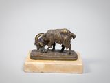 statue en bronze représentant une chèvre, posée sur un socle en marbre