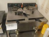 deux friteuses posées sur une table