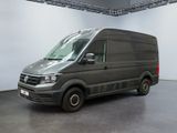 La camionnette est garée dans une grande pièce, avec un mur blanc en arrière-plan.