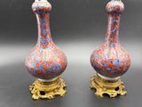 une paire de vases posés l'un à côté de l'autre sur une table