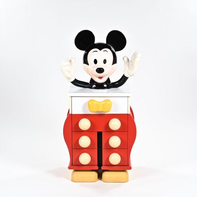 figurine de Mickey Mouse posée sur une commode rouge