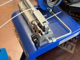 une machine posée sur une table