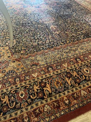 un grand tapis oriental posé au sol dans un salon