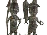 paire de figurines en bronze représentant un homme et une femme avec un oiseau sur la tête
