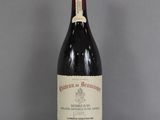 une bouteille de vin posée sur une table
