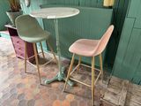 deux tabourets et une table dans un coin de la pièce
