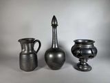 trois vases posés l'un à côté de l'autre sur une table
