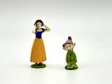 deux figurines de Blanche-Neige et du nain