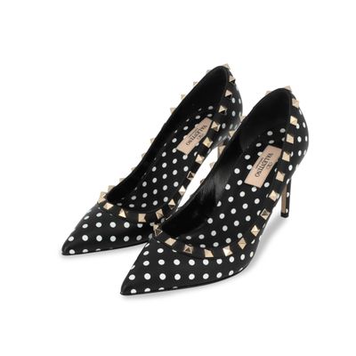 une paire d'escarpins à pois noirs et blancs