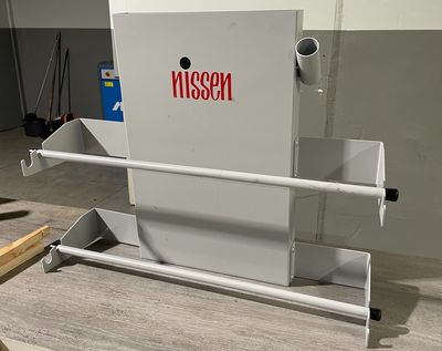 une machine posée sur une table dans une pièce