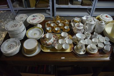 de nombreuses assiettes et bols posés sur une table sur laquelle est posé un chapeau