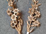 une paire de fleurs couleur or sur fond gris