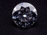 gros plan d'un diamant sur une surface noire