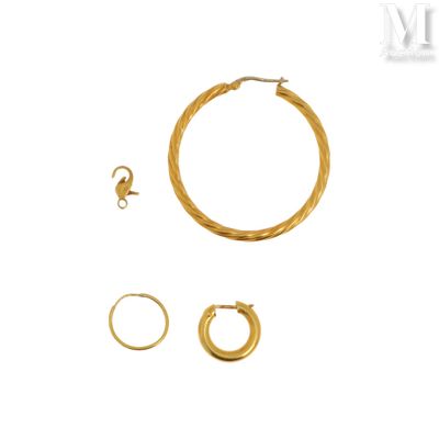 deux paires de boucles d'oreilles créoles en or et une paire de boucles d'oreilles créoles en or