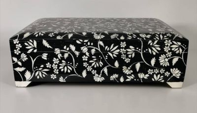 Coffret rectangulaire en bois laqué noir et marqueterie flor…