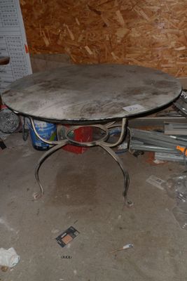 une table placée au milieu d'une pièce