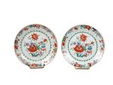 paire d'assiettes chinoises de style « famille » ornées de fleurs et d'oiseaux