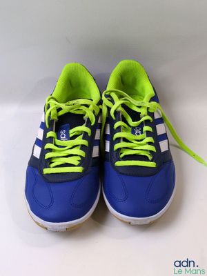 Chaussures adidas avec des lacets verts et des rayures bleues et blanches