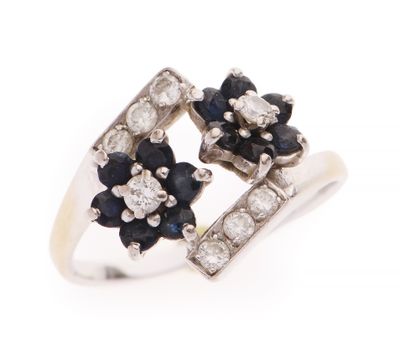 gros plan d'une bague en diamant et saphir sur fond blanc