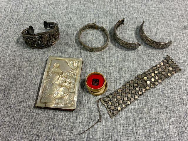 Deux bracelets rigides en argent : un ajouré décor de serpent gou