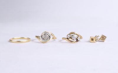 a set of three gold rings with diamonds on them