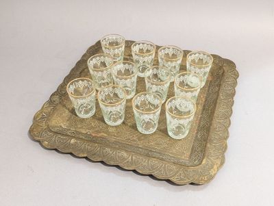 un plateau sur lequel se trouvent des tasses