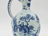 vase bleu et blanc orné d'un motif représentant des oiseaux et des fleurs