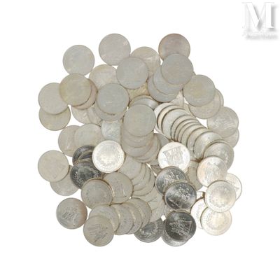 un tas d'argent et de pièces d'argent posé sur une surface blanche