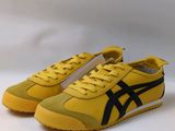 une paire de baskets jaunes et noires sur fond blanc