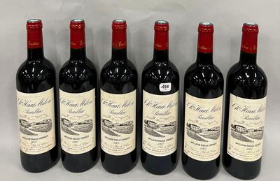 six bouteilles de vin rouge alignées sur une table