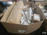 une boîte en carton remplie d'objets hétéroclites sur une table