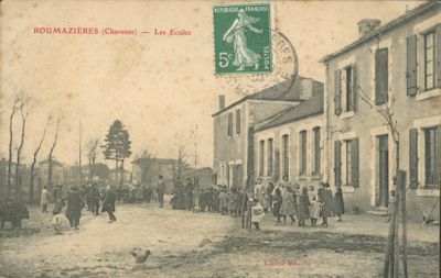 CPA : Roumazières (Charente) - Les Ecoles - Photo 1