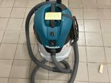 un aspirateur posé sur le sol de la pièce