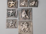 un mur orné de nombreuses sculptures différentes