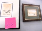deux photos encadrées accrochées au mur, sur lesquelles est épinglé un petit mot rose