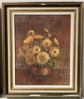 tableau représentant des tournesols dans un vase posé sur une table près d'un mur