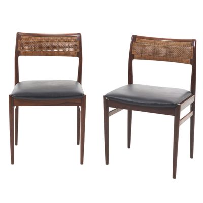 une paire de chaises dont les assises sont recouvertes de cuir noir