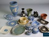 de nombreux types de vases et d'assiettes sur la table