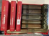 beaucoup de livres qui traînent sur une étagère
