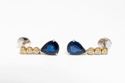 une paire de boucles d'oreilles en saphir bleu et diamants