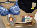de nombreux soutiens-gorge et sous-vêtements exposés dans un magasin