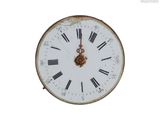 une horloge blanche dont le cadran est orné de chiffres romains