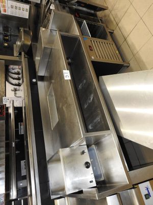 une image d'une cuisine commerciale avec des appareils en acier inoxydable