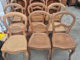 beaucoup de chaises et une commode dans une pièce